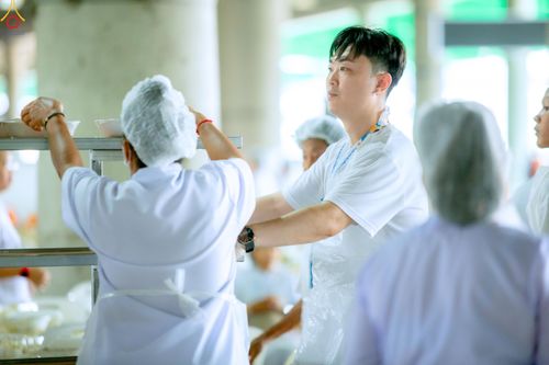 ภาพ No.325733:วันที่ 22 เมษายน พ.ศ.2569(วันคุ้มครองโลก) งานถวายมหาสังฆทาน 40,000 กว่าวัดทั่วประเทศ เจ้าหน้าที่ สาธุชน ร่วมใจจัดเตรียมภัตตาหารเพล (ชุด 2)