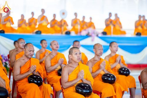 ภาพ No.215181:วันอาทิตย์ต้นเดือนที่ 6 เมษายน พ.ศ. 2568 พิธีตักบาตรข้าวสารอาหารแห้ง ณ บ้านแก้วเรือนทองคุณยาย สภาธรรมกายสากล วัดพระธรรมกาย