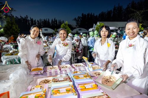 ภาพ No.288021:วันที่ 4 มกราคม พ.ศ. 2569 พิธีถวายภัตตาหารเป็นสังฆทาน แด่พระธรรมยาตรา ในโครงการธรรมยาตรา กตัญญูบูชา มหาปูชนียาจารย์ พระมงคลเทพมุนี(สด จนฺทสโร) พระผู้ปราบมาร อนุสรณ์สถาน 7 แห่ง ปีที่ 14 ณ อนุสรณ์สถานมหาวิหารพระมงคลเทพมุนี (โลตัสแลนด์) อ.สองพี่น้อง จ.สุพรร