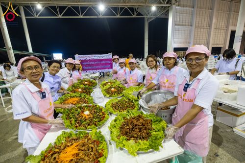 ภาพ No.121147:พิธีถวายภัตตาหารเป็นสังฆทาน แด่คณะพระธรรมยาตราฯ ในโครงการธรรมยาตรากตัญญูบูชา มหาปูชนียาจารย์ พระมงคลเทพมุนี(สด จนฺทสโร) พระผู้ปราบมาร อนุสรณ์สถาน 7 แห่ง ปีที่ 12 วันที่ 30 มกราคม พ.ศ. 2567 ณ สภาธรรมกายสากล วัดพระธรรมกาย