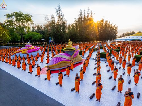 ภาพ No.281678:วันที่ 24 ธันวาคม พ.ศ.2568 พระธรรมยาตรา ปฏิบัติธรรม และถ่ายภาพหมู่ประวัติศาสตร์ ณ ลานหน้ามหาวิหารพระมงคลเทพมุนีฯ วัดพระธรรมกาย