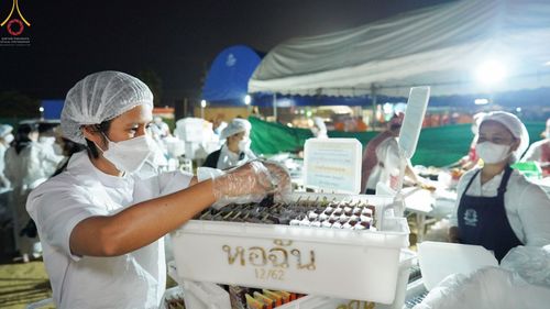 ภาพ No.71129:พิธีถวายภัตตาหารเป็นสังฆทาน แด่คณะพระธรรมยาตราฯ ในโครงการธรรมยาตราฯ ปีที่ 11 ณ อนุสรณ์สถานคลองบางนางแท่น อ.สามพราน จ.นครปฐม วันที่ 14 มกราคม พ.ศ. 2566