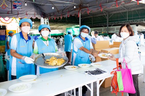ภาพ No.69414:พิธีจุดประทีปถวายเป็นพุทธบูชา และบูชาธรรมมหาปูชนียาจารย์ ในโครงการธรรมยาตรากตัญญูบูชา มหาปูชนียาจารย์ พระมงคลเทพมุนี(สด จนฺทสโร) พระผู้ปราบมาร ปีที่ 11 ณ อนุสรณ์สถานมหาวิหารพระมงคลเทพมุนี อ.สองพี่น้อง จ.สุพรรณบุรี