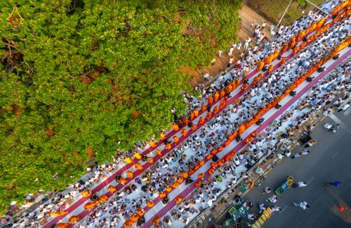 ภาพ No.318099:วันเสาร์ที่ 4 เมษายน พ.ศ. 2569 งานทำบุญเมืองใจกลางอยุธยา  ตักบาตรพระ 1,109 รูป ณ ถนนชีกุน หน้าวัดมหาธาตุ และวัดราชบูรณะ