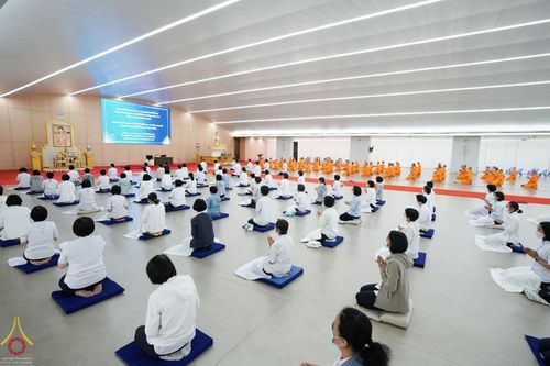 ภาพ No.67562:คณะสงฆ์วัดพระธรรมกาย และศูนย์ส่งเสริมทั่วโลกเจริญพระพุทธมนต์ และปฏิบัติธรรมเจริญสมาธิภาวนาเพื่อถวายพระพรชัยมงคลแด่ สมเด็จพระเจ้าลูกเธอ เจ้าฟ้าพัชรกิติยาภา นเรนทิราเทพยวดี กรมหลวงราชสาริณีสิรพัชร มหาวัชรราธิดา