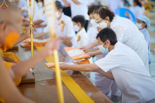 ภาพ No.75412:พิธีสวดพระพุทธมนต์และถวายภัตตาหารเป็นสังฆทาน เนื่องในวันมหาปูชนียาจารย์ วันที่ 3 กุมภาพันธ์ พ.ศ. 2565 ณ วัดพระธรรมกาย อ.คลองหลวง จ.ปทุมธานี