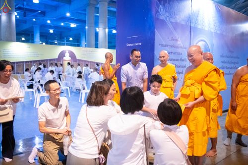 ภาพ No.280413:วันที่ 31 ธันวาคม พ.ศ.2568 -วันที่ 1 มกราคม พ.ศ.2569 พิธีฉลองชัยสวดมนต์บทธัมมจักกับปปวัตนสูตร ครบ 8,000,000,000 จบ , พิธีสวดมนต์ข้ามปี ณ วัดพระธรรมกาย