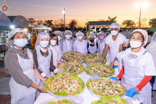 ภาพ No.74914:พิธีถวายภัตตาหารเป็นสังฆทาน แด่คณะพระธรรมยาตราฯ ในโครงการธรรมยาตรากตัญญูบูชา มหาปูชนียาจารย์ พระมงคลเทพมุนี(สด จนฺทสโร) พระผู้ปราบมาร อนุสรณ์สถาน 7 แห่ง ปีที่ 11 วันที่ 29 มกราคม พ.ศ. 2566