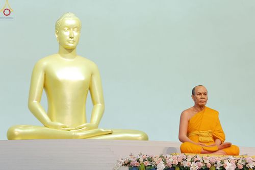 ภาพ No.65129:พิธีบูชาข้าวพระ และสาธุชนปฏิบัติธรรมร่วมกัน ในวันอาทิตย์ต้นเดือนที่ 4 ธันวาคม พ.ศ. 2565 ณ วัดพระธรรมกาย จ.ปทุมธานี