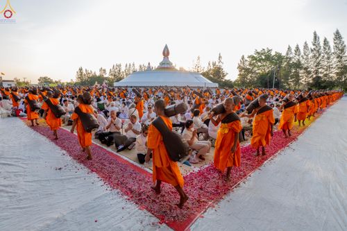 ภาพ No.290571:วันที่ 7 มกราคม พ.ศ. 2569 พิธีต้อนรับพระธรรมยาตรา ณ อนุสรณ์สถานลำดับที่ 2  สถานที่ตั้งมโนปณิธานบวชตลอดชีวิต อนุสรณ์สถานคลองบางนางแท่น (ภาพชุดที่ 2) อ.สามพราน จ.นครปฐม ในโครงการธรรมยาตรา กตัญญูบูชา มหาปูชนียาจารย์ พระมงคลเทพมุนี(สด จนฺทสโร) พระผู้ปราบมาร 