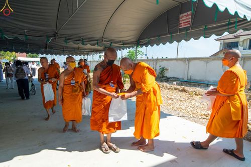 ภาพ No.70309:พิธีเจริญพระพุทธมนต์ ปฏิบัติธรรม มอบทุนการศึกษา ถวายสังฆทาน 139 วัด เพื่อถวายเป็นพุทธบูชา และขับเคลื่อนโครงการหมู่บ้านรักษาศีล 5 โดยคณะสงฆ์จังหวัดสุพรรณบุรี คณะศิษยานุศิษย์วัดพระธรรมกาย โครงการธรรมยาตรา ปีที่ 11 วันที่ 7 มกราคม พ.ศ. 2566 ณ ศูนย์ปฏิบัติธร