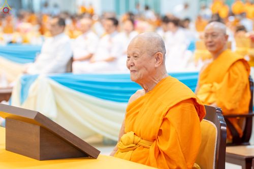 ภาพ No.342212:วันอาทิตย์ที่ 2 สิงหาคม พ.ศ.2569 พิธีมุทิตาสักการะพระภิกษุ  ผู้สอบได้เปรียญธรรม 9 ประโยค ระดับโลก ปีที่ 38, พิธีมอบโล่เกียรติยศ และทุนการศึกษา สำนักเรียนบาลีดีเด่นทั่วประเทศ ณ สภาธรรมกายสากล วัดพระธรรมกาย