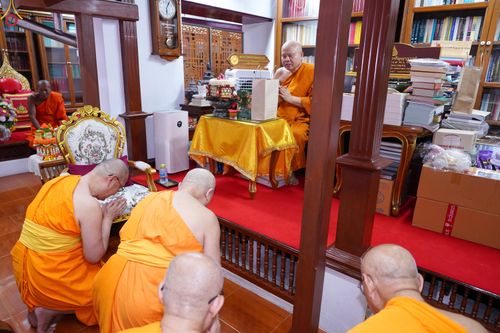 ภาพ No.286230:วันที่ 12 กรกฎาคม พศ.2568 (แรม 2 ค่ำ เดือน 8) พระภิกษุวัดพระธรรมกาย ทำวัตรพระผู้ใหญ่ เนื่องในวันเข้าพรรษา