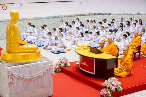 ภาพ No.89217:พิธีประดิษฐานรูปหล่อทองคำ  คุณยายอาจารย์มหารัตนอุบาสิกาจันทร์ ขนนกยูง ภายในมหาวิหารคุณยายอาจารย์ฯ เนื่องในวันครูผู้ค้นพบวิชชาธรรมกาย วันศุกร์ที่ 29 กันยายน พ.ศ. 2566 ณ วัดพระธรรมกาย จ.ปทุมธานี