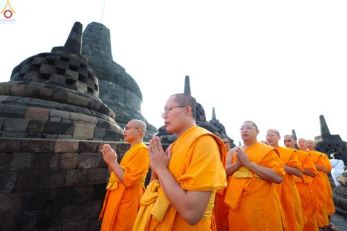 ภาพ No.330034:วันที่ 27-29 พฤษภาคม พ.ศ.2569 MBMI Tangerang (Majelis Agama Buddha Mahanikaya) ได้มีการเตรียมงานเพื่อจัดงานวิสาขบูชานานาชาติ  ชึ่งในงานจะมีการจุดประทีปโคมลาน โคมลอย กว่า 20,000 ดวง  เพื่อน้อมถวายเป็นพุทธบูชา และเพื่อเป็นการกระชับสัมพันธมิตรภาพ