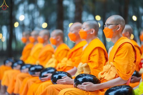 ภาพ No.69555:พิธีตักบาตรพระธรรมยาตราฯ ในโครงการธรรมยาตรากตัญญูบูชา มหาปูชนียาจารย์ พระมงคลเทพมุนี(สด จนฺทสโร) พระผู้ปราบมาร ปีที่ 11 ณ อนุสรณ์สถานลำดับที่ 1 สถานที่เกิดด้วยรูปกายเนื้อ อนุสรณ์สถานมหาวิหารพระมงคลเทพมุนี อ.สองพี่น้อง จ.สุพรรณบุรี