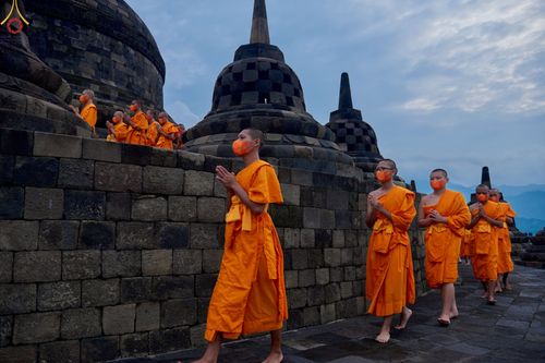 ภาพ No.68575:พระภิกษุสามเณรธรรมทายาท ปฎิบัติธรรม ณ มหาเจดีย์บรมพุทโธ ประเทศอินโดนีเซีย วันที่ 26 ธันวาคม พ.ศ. 2565