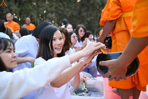 ภาพ No.289434:วันที่ 7 มกราคม พ.ศ. 2569 พิธีตักบาตรพระธรรมยาตรา ณ อนุสรณ์สถานลำดับที่ 1 สถานที่เกิดด้วยรูปกายเนื้อ อนุสรณ์สถานมหาวิหารพระมงคลเทพมุนี (โลตัสแลนด์) อ.สองพี่น้อง จ.สุพรรณบุรี ในโครงการธรรมยาตรา กตัญญูบูชา มหาปูชนียาจารย์ พระมงคลเทพมุนี(สด จนฺทสโร) พระผู้ป