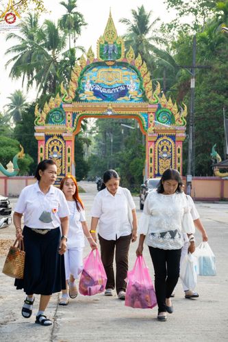 ภาพ No.137611:พิธีตักบาตร พิธีถวายสังฆทานแด่คณะสงฆ์ 323 วัด พิธีทำบุญอุทิศส่วนกุศลแด่ผู้วายชนม์ ในเหตุการณ์ความไม่สงบ 4 จังหวัดชายแดนภาคใต้ ปีที่ 20 ครั้งที่ 169 และพิธีมอบกองทุนหนุนแรงใจช่วยครูใต้ ปีที่ 17 ครั้งที่ 134 วันที่ 25 พฤษภาคม พ.ศ.2567 อ.ตากใบ จ.นราธิวาส