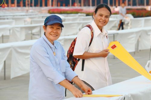 ภาพ No.321933:วันที่ 11-12 เมษายน พ.ศ.2569 การเตรียมงาน มัดถุงน้ำ , ผูกผ้าระบาย , เตรียมจุดฉันภัตตาหาร เพื่องานถวายมหาสังฆทาน 40,000 กว่าวัดทั่วประเทศ วันคุ้มครองโลก 22 เมษายน พ.ศ.2569 วัดพระธรรมกาย