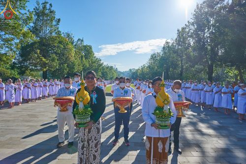 ภาพ No.68168:พิธีเวียนประทักษิณ และวันทาพระมหาเจดีย์บรมพุทโธ ของนาคธรรมทายาท ประเทศอินโดนีเซีย วันที่ 17 ธันวาคม พ.ศ. 2565