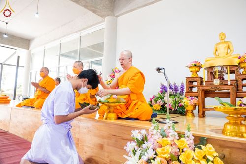 ภาพ No.65646:พิธีปลงผมและพิธีขอขมา มอบบาตรกับผ้าไตร ในโครงการอุปสมบทบูชาธรรม มหาปูชนียาจารย์ประจำปี 2565 ณ ศูนย์ปฎิบัติธรรมสมุทรปราการ(บางบ่อ)  วันอาทิตย์ที่ 20 พฤศจิกายน พ.ศ. 2565