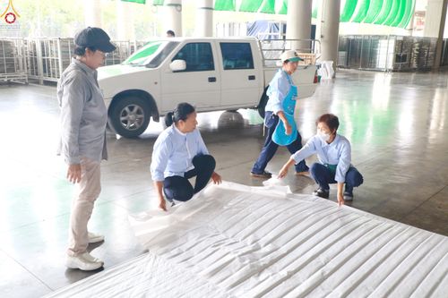 ภาพ No.322943:วันที่ 17-19 เมษายน พ.ศ.2569 การปูผ้ากระสอบขาว , เตรียมจุดฉัน , เตรียมจุดพักค้าง เพื่องานถวายมหาสังฆทาน 40,000 กว่าวัดทั่วประเทศ วันคุ้มครองโลก 22 เมษายน พ.ศ.2569 วัดพระธรรมกาย