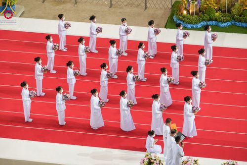 ภาพ No.92220:พิธีทอดกฐินธรรมชัยเพื่อสร้างอาคาร 115 ปี คุณยายอาจารย์มหารัตนอุบาสิกาจันทร์ ขนนกยูง อาทิตย์ต้นเดือนที่ 5 พฤศจิกายน พ.ศ. 2566 ณ วัดพระธรรมกาย จ.ปทุมธานี