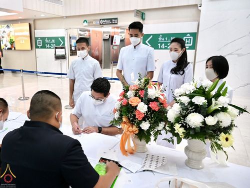 ผู้แทนคณะศิษยานุศิษย์วัดพระธรรมกาย ลงนามถวายพระพร สมเด็จพระเจ้าลูกเธอ เจ้าฟ้าพัชรกิติยาภา นเรนทิราเทพยวดี กรมหลวงราชสาริณีสิริพัชร มหาวัชรราชธิดา
