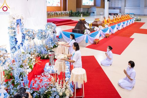 ภาพ No.90986:พิธีบำเพ็ญกุศลสวดพระอภิธรรม  อุบาสกถาวร พรหมถาวร (อุบาสกผู้ปั้นพระ) คืนที่ 6 วันพฤหัสบดีที่ 19 ตุลาคม พ.ศ. 2566 ณ ห้องแก้วสารพัดนึก 1 สภาธรรมกายสากล วัดพระธรรมกาย จ.ปทุมธานี