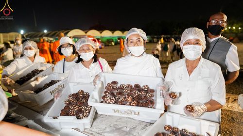 ภาพ No.73735:พิธีถวายภัตตาหารเป็นสังฆทาน แด่คณะพระธรรมยาตราฯ ในโครงการธรรมยาตรากตัญญูบูชา มหาปูชนียาจารย์ พระมงคลเทพมุนี(สด จนฺทสโร) พระผู้ปราบมาร อนุสรณ์สถาน 7 แห่ง ปีที่ 11 วันที่ 22 มกราคม พ.ศ. 2566