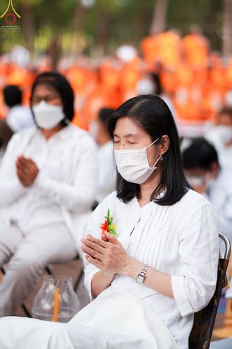 ภาพ No.69298:พิธีจุดประทีปถวายเป็นพุทธบูชา และบูชาธรรมมหาปูชนียาจารย์ ในโครงการธรรมยาตรากตัญญูบูชา มหาปูชนียาจารย์ พระมงคลเทพมุนี(สด จนฺทสโร) พระผู้ปราบมาร ปีที่ 11 ณ อนุสรณ์สถานมหาวิหารพระมงคลเทพมุนี อ.สองพี่น้อง จ.สุพรรณบุรี
