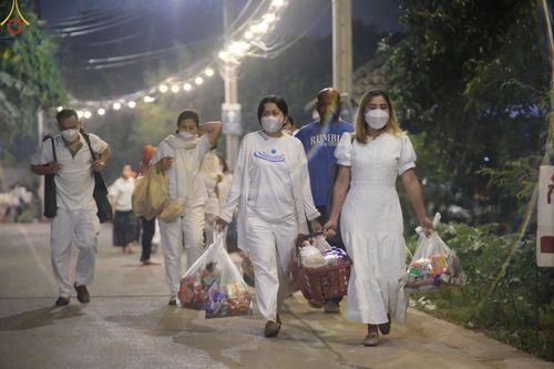 ภาพ No.73517:พิธีตักบาตรพระธรรมยาตราฯ ในโครงการธรรมยาตรากตัญญูบูชา มหาปูชนียาจารย์ พระมงคลเทพมุนี(สด จนฺทสโร) พระผู้ปราบมาร ปีที่ 11 ณ อนุสรณ์สถานลำดับที่ 4 สถานที่เกิดด้วยกายธรรม วัดโบสถ์ (บน) บางคูเวียง อ.บางกรวย จ.นนทบุรี วันที่ 22 มกราคม พ.ศ. 2566
