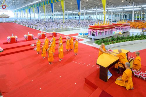 ภาพ No.79009:พิธีวางแผ่นจารึกชื่อ และพิธีวางพวงมาลัยสักการะพระบรมพุทธเจ้า ณ สภาธรรมกายสากล วัดพระธรรมกาย วันที่ 2 เมษายน พ.ศ. 2566