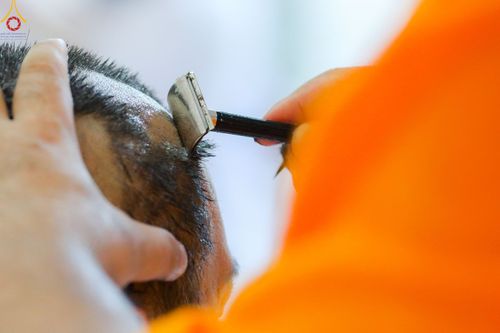 ภาพ No.83256:พิธีตัดปอยผมและปลงผม ในโครงการบรรพชาอุปสมบทหมู่ ธรรมทายาทนานาชาติ (ภาคภาษาจีน) รุ่นที่ 18 ณ วัดพระธรรมกาย วันเสาร์ที่ 8 กรกฎาคม พ.ศ.2566