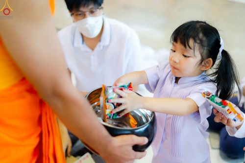 ภาพ No.80314:พิธีตักบาตรฉลองพระใหม่ ในโครงการบรรพชาอุปสมบทหมู่วันคุ้มครองโลก ณ สภาธรรมกายสากล วัดพระธรรมกาย วันอาทิตย์ที่ 16 เมษายน พ.ศ.2566