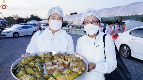 ภาพ No.73061:พิธีถวายภัตตาหารเป็นสังฆทาน แด่คณะพระธรรมยาตราฯ ในโครงการธรรมยาตรากตัญญูบูชา มหาปูชนียาจารย์ พระมงคลเทพมุนี(สด จนฺทสโร) พระผู้ปราบมาร อนุสรณ์สถาน 7 แห่ง ปีที่ 11 วันที่ 21 มกราคม พ.ศ. 2566