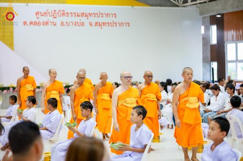 ภาพ No.317536:วันอาทิตย์ ที่ 29 มีนาคม พ.ศ.2569  พิธีปลงผม , พิธีขอขมามอบบาตรและผ้าไตร , พิธีบรรพชา ณ ศูนย์ปฏิบัติธรรมสมุทรปราการ จำนวน 42 รูป