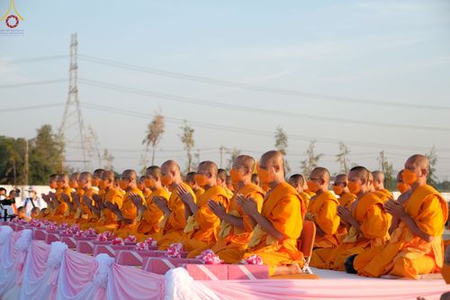 ภาพ No.74734:พิธีตักบาตรพระธรรมยาตราฯ ในโครงการธรรมยาตรากตัญญูบูชา มหาปูชนียาจารย์ พระมงคลเทพมุนี(สด จนฺทสโร) พระผู้ปราบมาร ปีที่ 11 ณ อนุสรณ์สถานลำดับที่ 5 สถานที่เผยแผ่วิชชาธรรมกายครั้งแรก อนุสรณ์สถานบางปลา วัดบางปลา อ.บางเลน จ.นครปฐม วันที่ 29 มกราคม พ.ศ. 2566