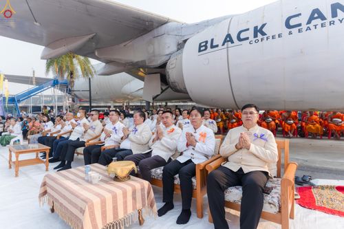 ภาพ No.321047:วันอาทิตย์ที่ ๑๒ เมษายน พ.ศ ๒๕๖๙ พิธีตักบาตรปี๋ใหม่เมืองพระภิกษุสงฆ์ ๓๓๙ รูป  อุทิศถวายพระราชกุศลสมเด็จพระนางสิริกิติ์  พระบรมราชินีนาถ พระบรมราชชนนีพันปีหลวง และฉลองเมืองแม่แตงครบรอบ ๑๑๙ ปี ณ ลานโรงแรมแอร์ไดมอนด์ อำเภอแม่แตง จังหวัดเชียงใหม่