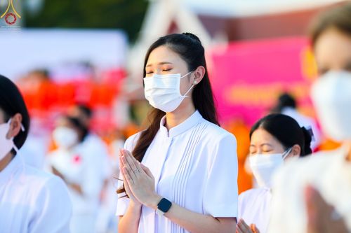 ภาพ No.71876:พิธีจุดประทีปถวายเป็นพุทธบูชา และบูชาธรรมมหาปูชนียาจารย์ ในโครงการธรรมยาตรากตัญญูบูชา มหาปูชนียาจารย์ พระมงคลเทพมุนี(สด จนฺทสโร) พระผู้ปราบมาร ปีที่ 11 ณ อนุสรณ์สถานลำดับที่ 3 สถานที่เกิดใหม่ในเพศสมณะ วัดสองพี่น้อง อ.สองพี่น้อง จ.สุพรรณบุรี วันที่ 17 มกร