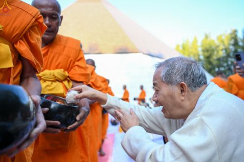 ภาพ No.289399:วันที่ 7 มกราคม พ.ศ. 2569 พิธีตักบาตรพระธรรมยาตรา ณ อนุสรณ์สถานลำดับที่ 1 สถานที่เกิดด้วยรูปกายเนื้อ อนุสรณ์สถานมหาวิหารพระมงคลเทพมุนี (โลตัสแลนด์) อ.สองพี่น้อง จ.สุพรรณบุรี ในโครงการธรรมยาตรา กตัญญูบูชา มหาปูชนียาจารย์ พระมงคลเทพมุนี(สด จนฺทสโร) พระผู้ป