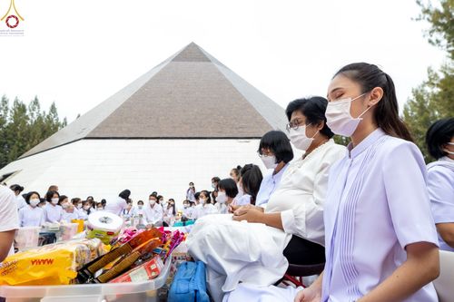 ภาพ No.69683:พิธีตักบาตรพระธรรมยาตราฯ ในโครงการธรรมยาตรากตัญญูบูชา มหาปูชนียาจารย์ พระมงคลเทพมุนี(สด จนฺทสโร) พระผู้ปราบมาร ปีที่ 11 ณ อนุสรณ์สถานลำดับที่ 1 สถานที่เกิดด้วยรูปกายเนื้อ อนุสรณ์สถานมหาวิหารพระมงคลเทพมุนี อ.สองพี่น้อง จ.สุพรรณบุรี