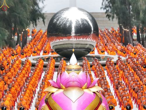 ภาพ No.69592:พิธีตักบาตรพระธรรมยาตราฯ ในโครงการธรรมยาตรากตัญญูบูชา มหาปูชนียาจารย์ พระมงคลเทพมุนี(สด จนฺทสโร) พระผู้ปราบมาร ปีที่ 11 ณ อนุสรณ์สถานลำดับที่ 1 สถานที่เกิดด้วยรูปกายเนื้อ อนุสรณ์สถานมหาวิหารพระมงคลเทพมุนี อ.สองพี่น้อง จ.สุพรรณบุรี