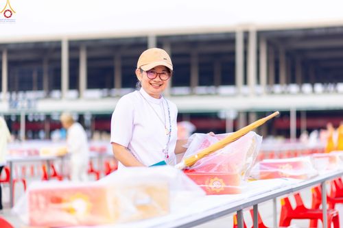 ภาพ No.322725:วันที่ 15-18 เมษายน พ.ศ.2569 การเเตรียมโต๊ะฉัน , เตรียมจุดพักค้าง , เรียงเก้าอี้ , เรียงกล่องไทยธรรม  เพื่องานถวายมหาสังฆทาน 40,000 กว่าวัดทั่วประเทศ วันคุ้มครองโลก 22 เมษายน พ.ศ.2569 วัดพระธรรมกาย