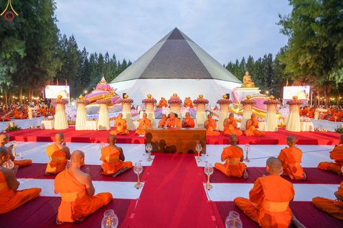 ภาพ No.69451:พิธีจุดประทีปถวายเป็นพุทธบูชา และบูชาธรรมมหาปูชนียาจารย์ ในโครงการธรรมยาตรากตัญญูบูชา มหาปูชนียาจารย์ พระมงคลเทพมุนี(สด จนฺทสโร) พระผู้ปราบมาร ปีที่ 11 ณ อนุสรณ์สถานมหาวิหารพระมงคลเทพมุนี อ.สองพี่น้อง จ.สุพรรณบุรี