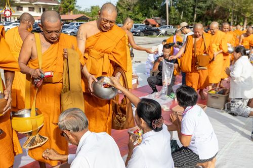 ภาพ No.137648:พิธีตักบาตร พิธีถวายสังฆทานแด่คณะสงฆ์ 323 วัด พิธีทำบุญอุทิศส่วนกุศลแด่ผู้วายชนม์ ในเหตุการณ์ความไม่สงบ 4 จังหวัดชายแดนภาคใต้ ปีที่ 20 ครั้งที่ 169 และพิธีมอบกองทุนหนุนแรงใจช่วยครูใต้ ปีที่ 17 ครั้งที่ 134 วันที่ 25 พฤษภาคม พ.ศ.2567 อ.ตากใบ จ.นราธิวาส