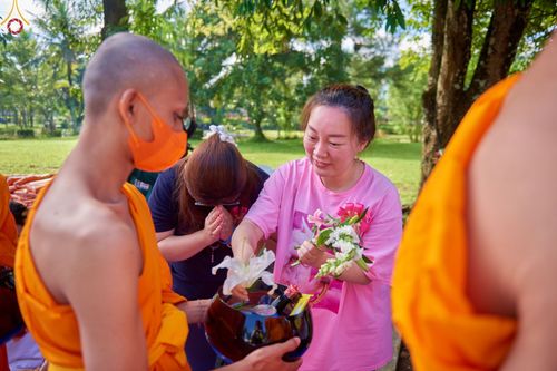 ภาพ No.68377:พิธีตักบาตร ณ พระมหาเจดีย์บรมพุทโธ ประเทศอินโดนีเซีย วันที่ 18 ธันวาคม พ.ศ. 2565