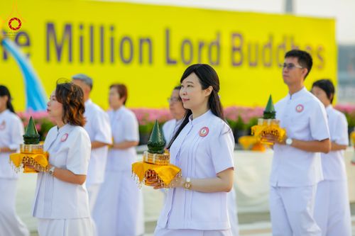 ภาพ No.319379:วันเสาร์ที่ 4 เมษายน พ.ศ.2569 พิธีขอขมา มอบผ้าไตร และถวายบาตรแด่นาคธรรมทายาท ในโครงการบรรพชาสามเณรฟื้นฟูพระพุทธศาสนาทั่วไทย โครงการหน่อแก้วเปรียญธรรม รุ่นที่ 14 โครงการสามเณรยุวธรรมทายาท รุ่นที่ 34 โครงการสามเณรมัชฌิมธรรมทายาท รุ่นที่ 30 ณ สภาธรรมกายสากล