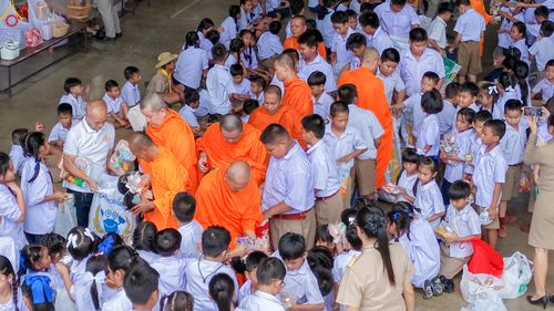 ภาพ No.333666:วันพฤหัสบดี ที่ 11 มิถุนายน พ.ศ.2569 โครงการตักบาตรปลื้มใจ" เนื่องในวันไหว้ครู  ณ โรงเรียนธนสิทธิ์อนุสรณ์ อ.บางพลี จ.สมุทรปราการ